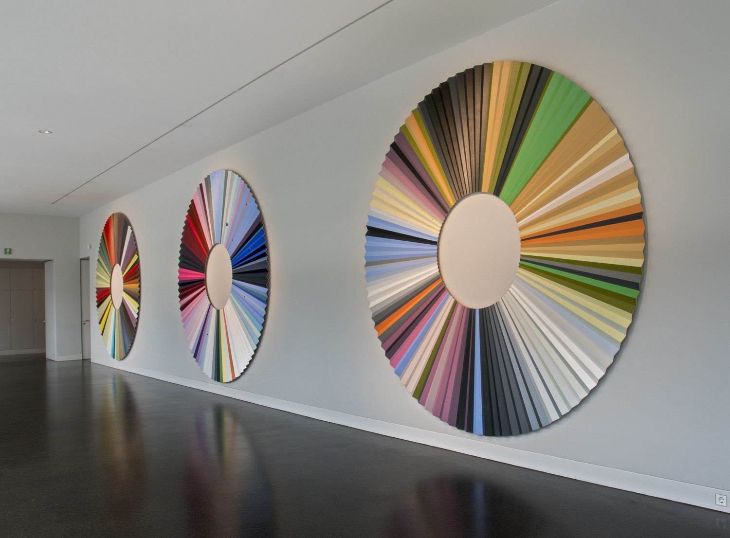 <p>Farbkreise Gabriele (Gabriele Münter, Herbstliches Blumenstillleben) – 2019 Ausstellungsansicht: Museum Gunzenhauser, Chemnitz Sperrholz, Acryl – 1400 × 333 cm</p>