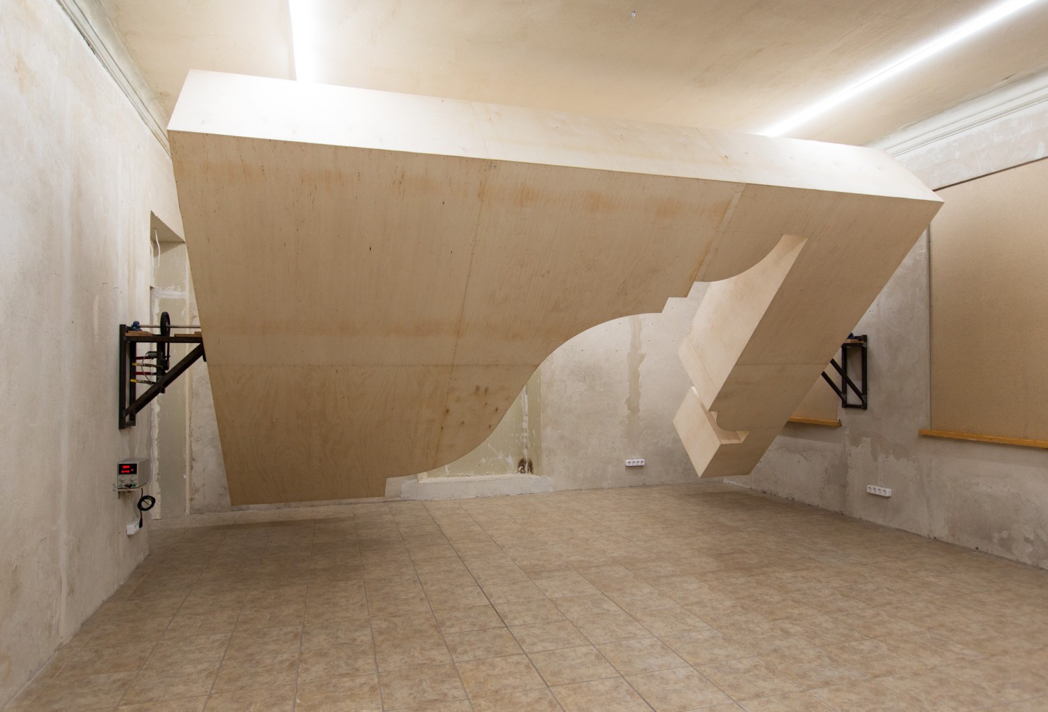 <p>The Beginning of Shaping – 2017 Jonas Mekas Visual Arts Center, Vilnius, Litauen – Sperrholz, Metall, mechanische und elektrische Teile, Motor 550×320×70 cm</p>